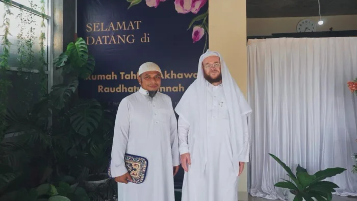 Ustadz Dr. Aspri Rahmat Azai, M.A. bersama Syaikh Prof. Dr. Ashim bin Abdullah Al-Qoryuti