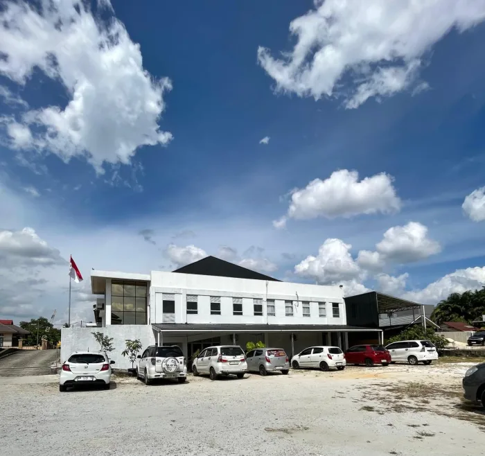 Gedung dua lantai dan area parkir