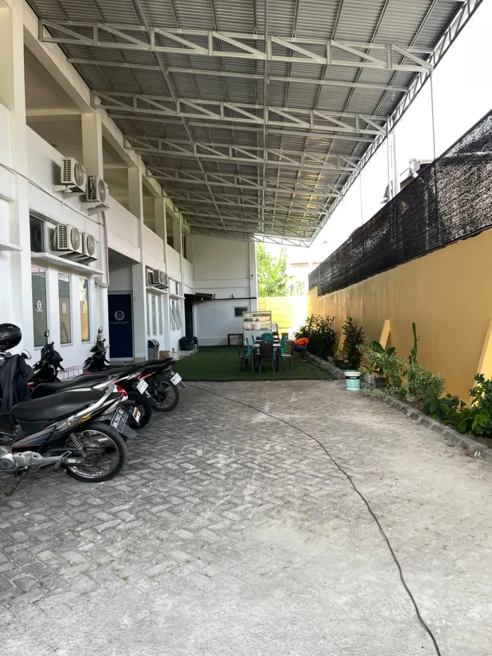 Halaman samping gedung
