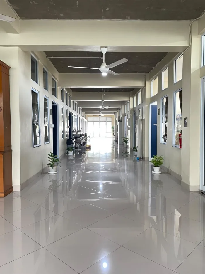 Koridor di depan ruang-ruang kelas