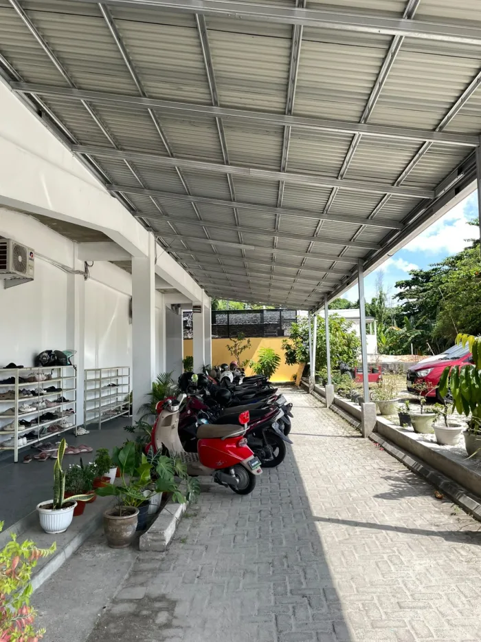 Area parkir motor dan rak sepatu