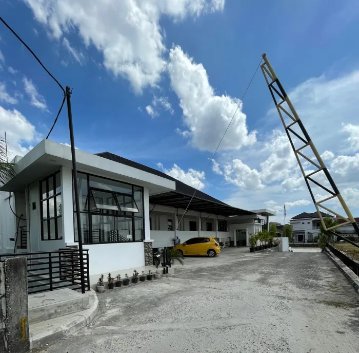 Pos jaga dan jalur masuk