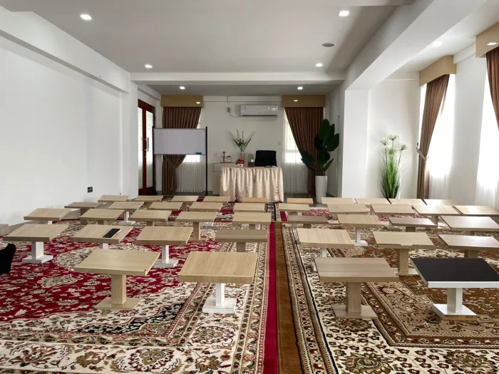 Ruang kelas RTA dengan meja rendah dan karpet