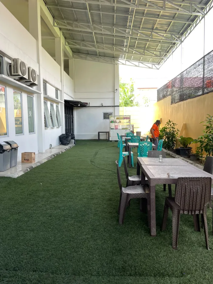 Taman belakang dengan meja dan kursi