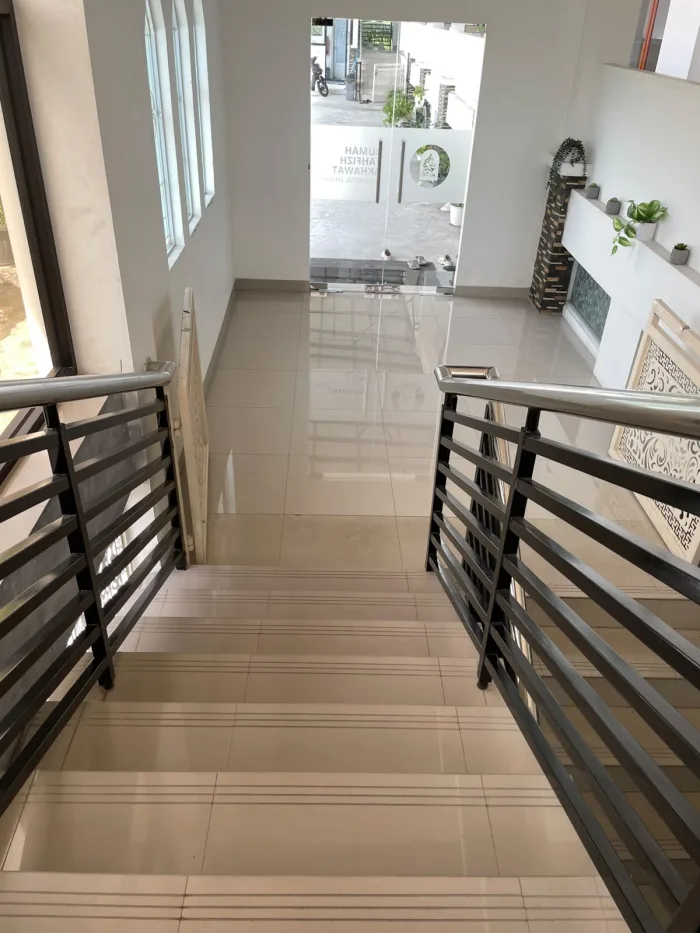 Tangga menuju pintu masuk utama